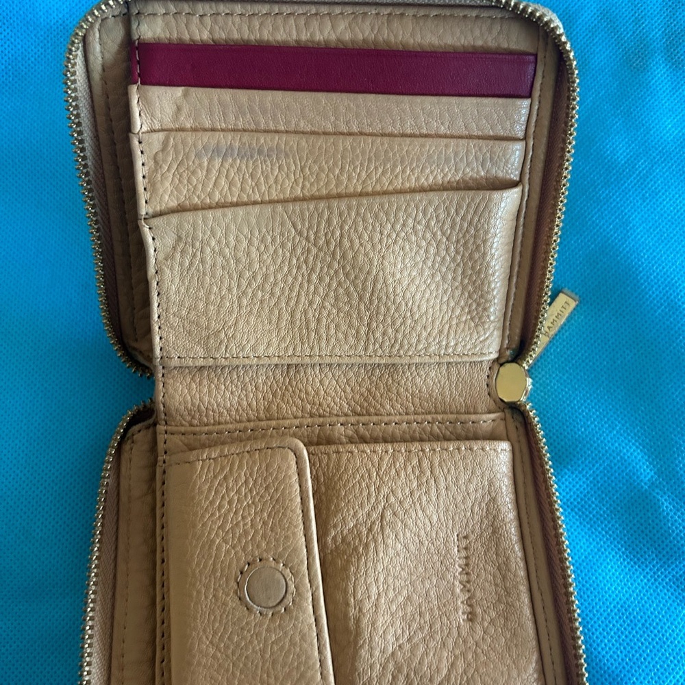 Hammitt women's wallet in toast color🌺cute little Hammitt  lots a life left!